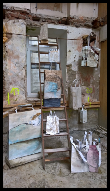 115_Weizel_Ruth_Transport_InstallationInProgres_MitTüten